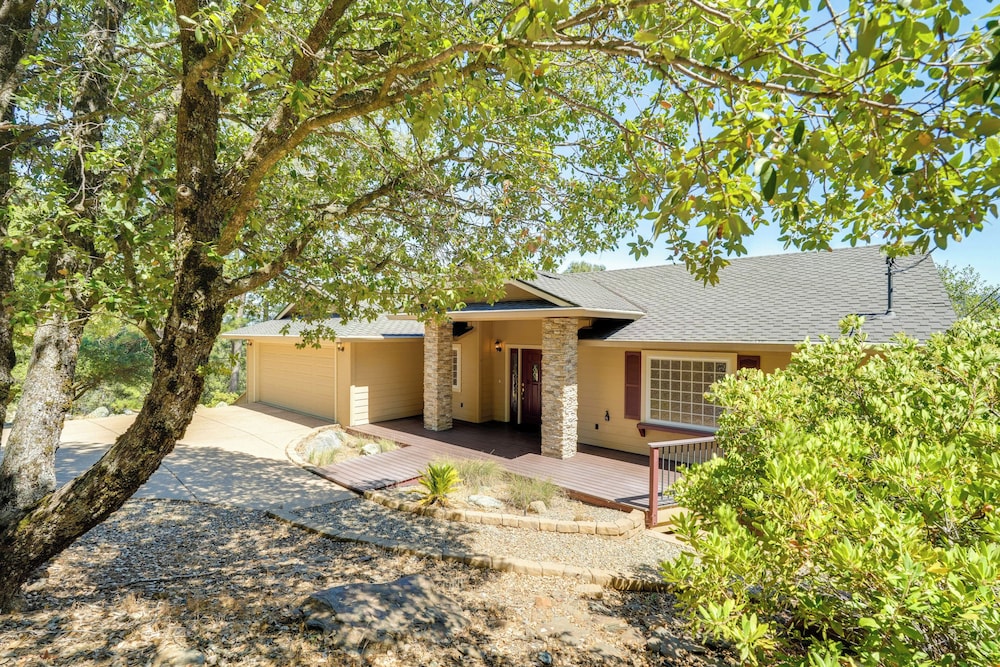 Hot Tub + Game Room: Family Retreat in Groveland!