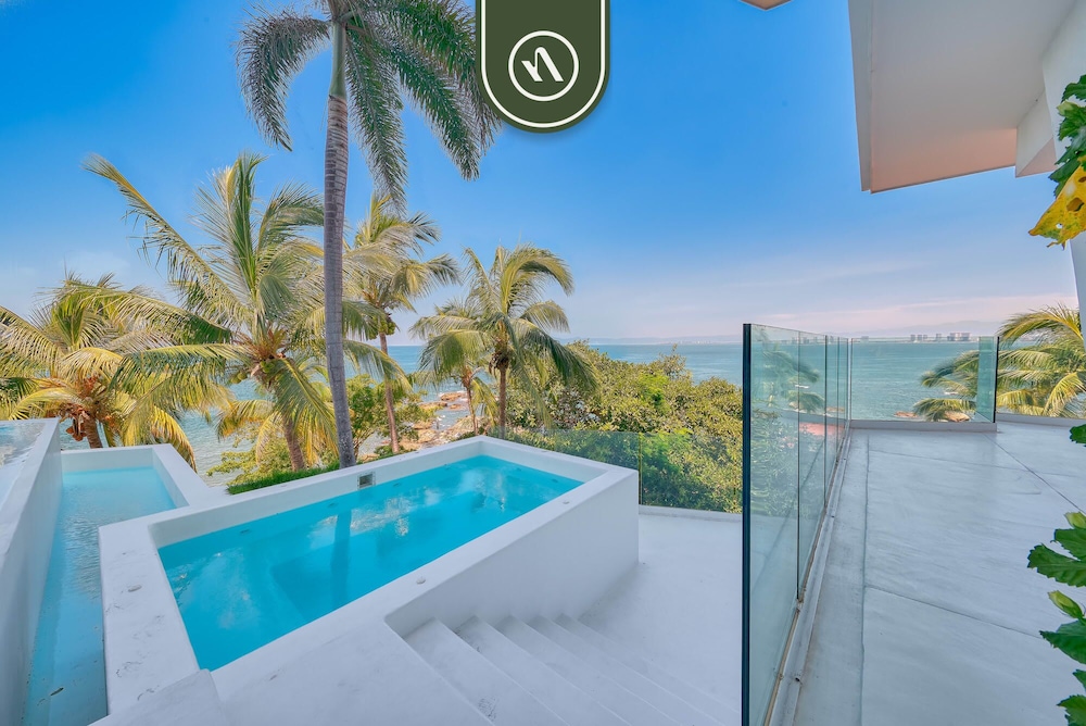 Luxurious 2 BR Condo - Oceanfront - Infinity Pools