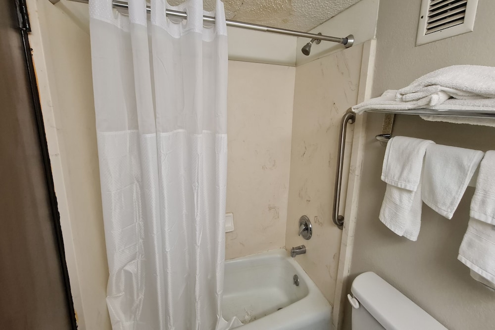 Bloomington Vacations - Bloomington Inn I-55 and I-74 - Property Image 6