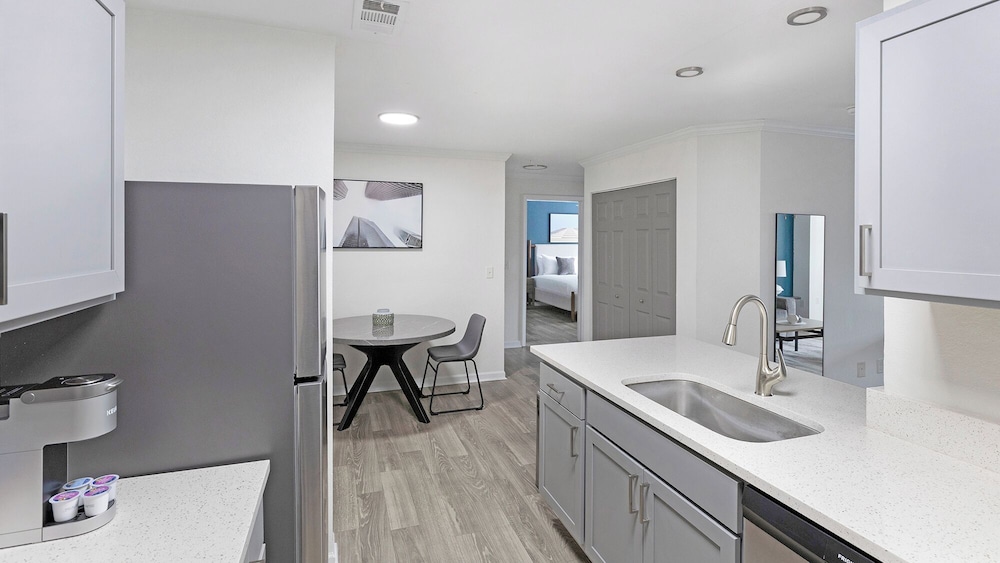 Landing Beautiful 1bd, Courtyard, Clubhouse