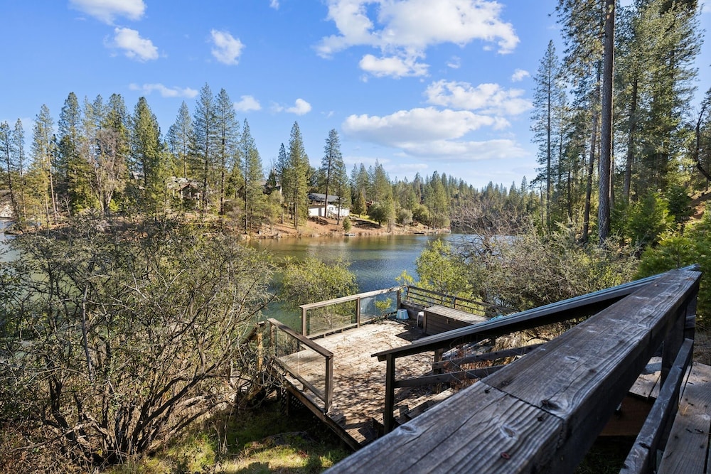 Golden Peak Cabin 3 Bedroom Home by Yosemite Region Resorts