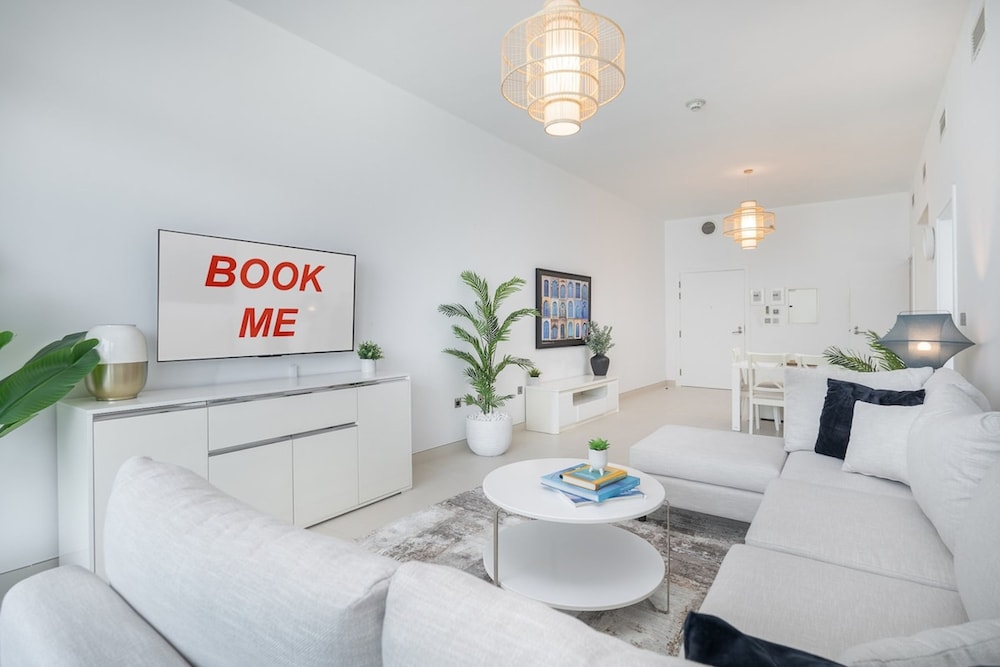 Peaceful and Airy 1-bedroom Apartment With the Palm Beach View