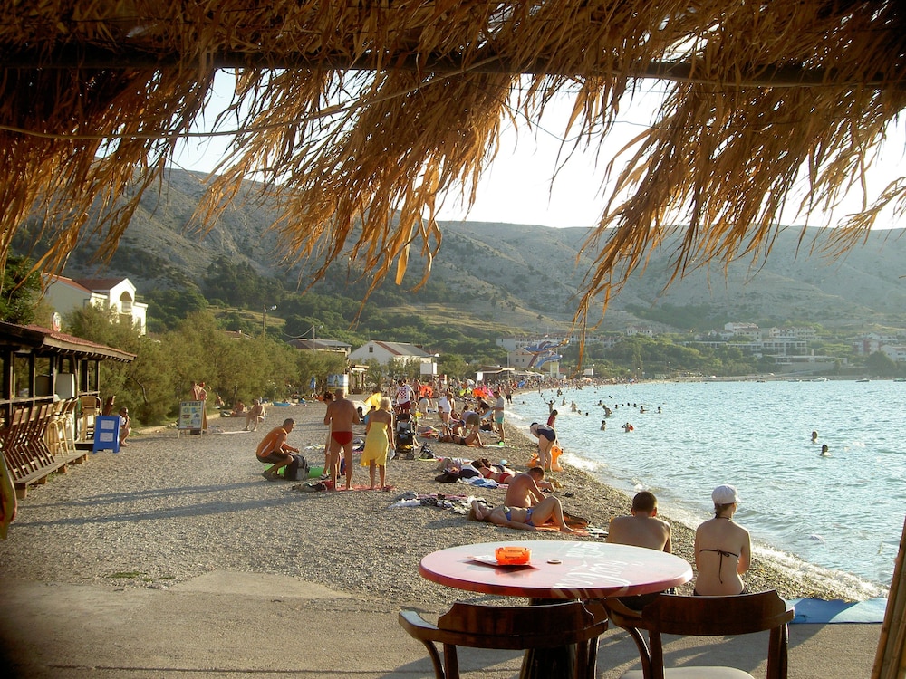 Rooms and apartments Galeb