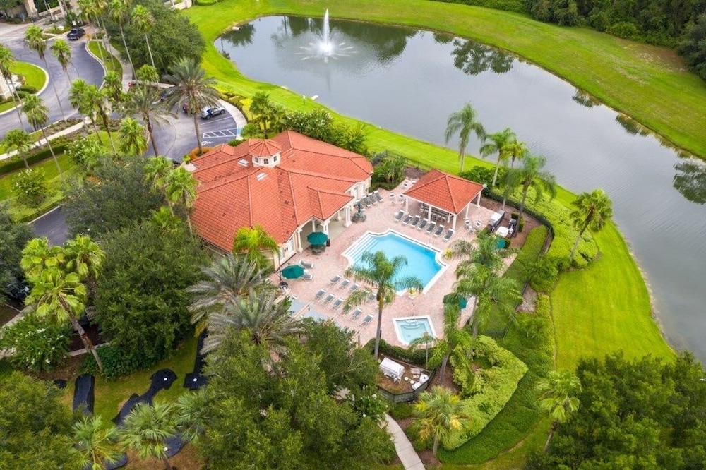 Beautiful 4 Bedroom Townhome Conservation View 4 Townhouse by Redawning - Image 2