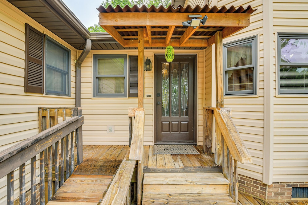 5 Mi to Lake Robinson: Bbq-ready Home w/ Pool