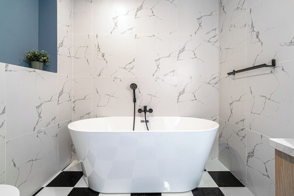 Playful & Trendy 2BR on Regina Elisabeta, Steps to Cismigiu Gardens | Bathtub & Boulevard Views