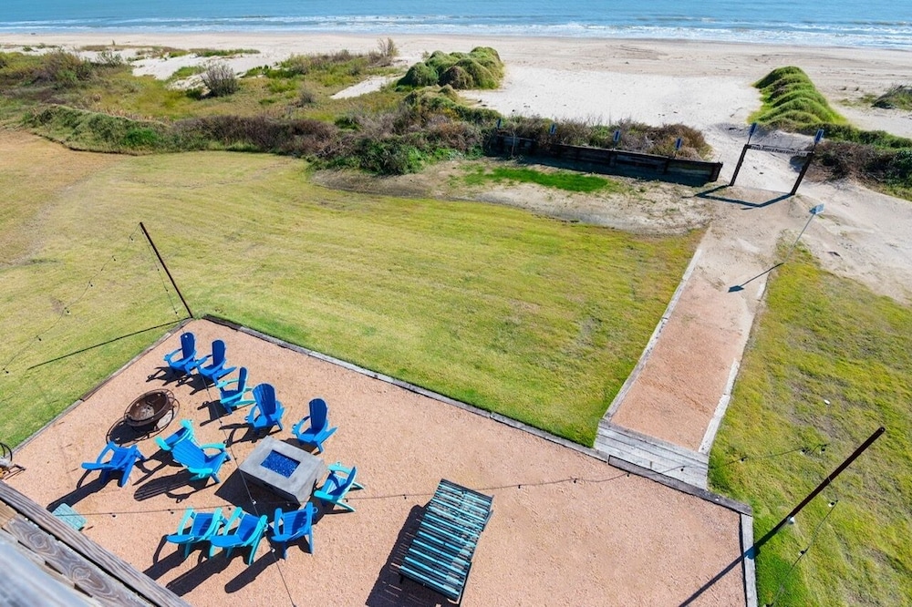 Deja Blue 5 Bedroom Home by RedAwning