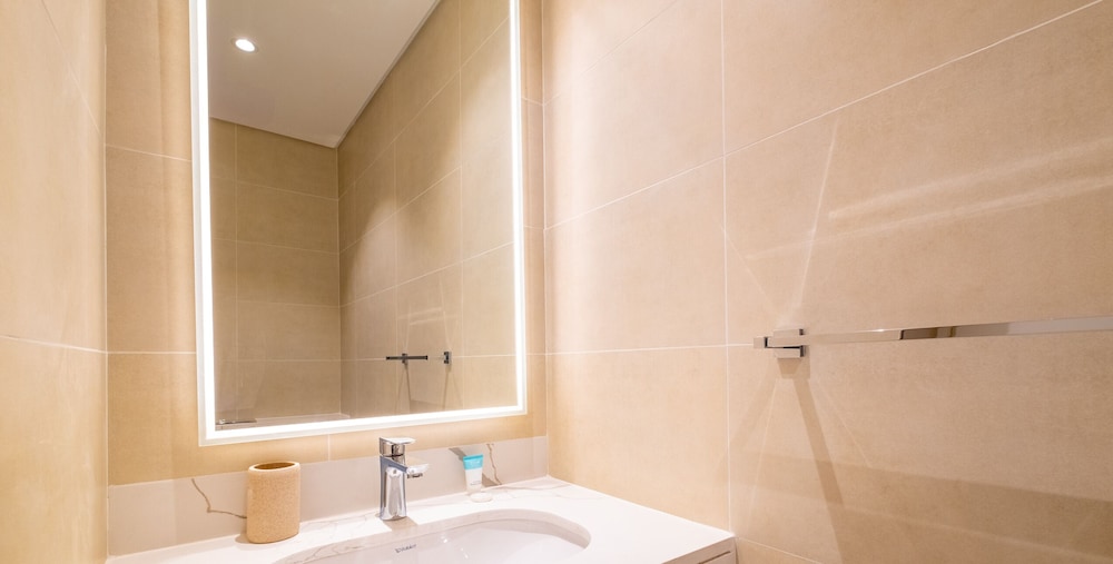 LUX The La Mer Luxury Burj View Suite 3