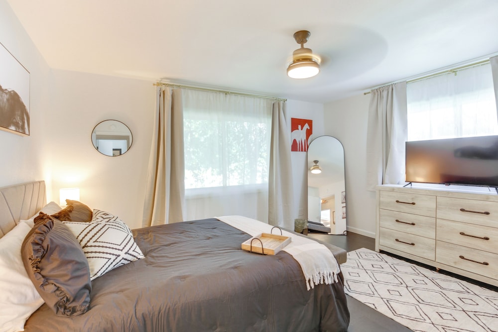 Modern Creekside Retreat 1 Mi to Spirit Mtn Casino