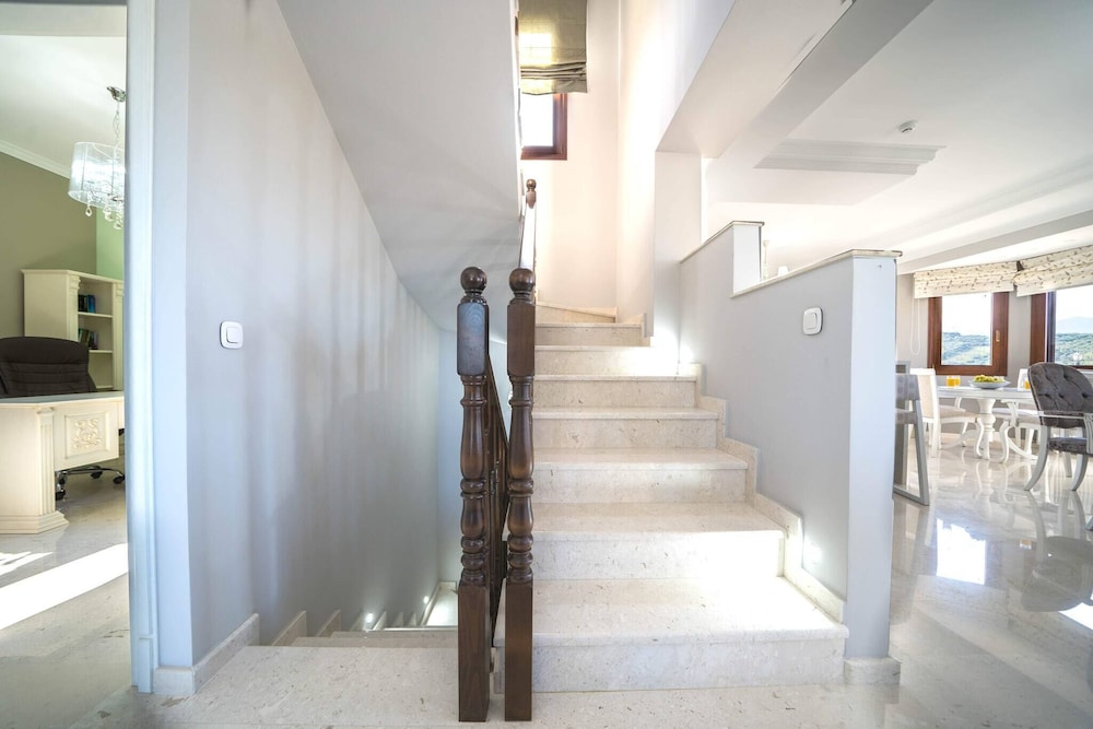 Karyo Villa,- 4bd, 3min On Foot From The Beach!