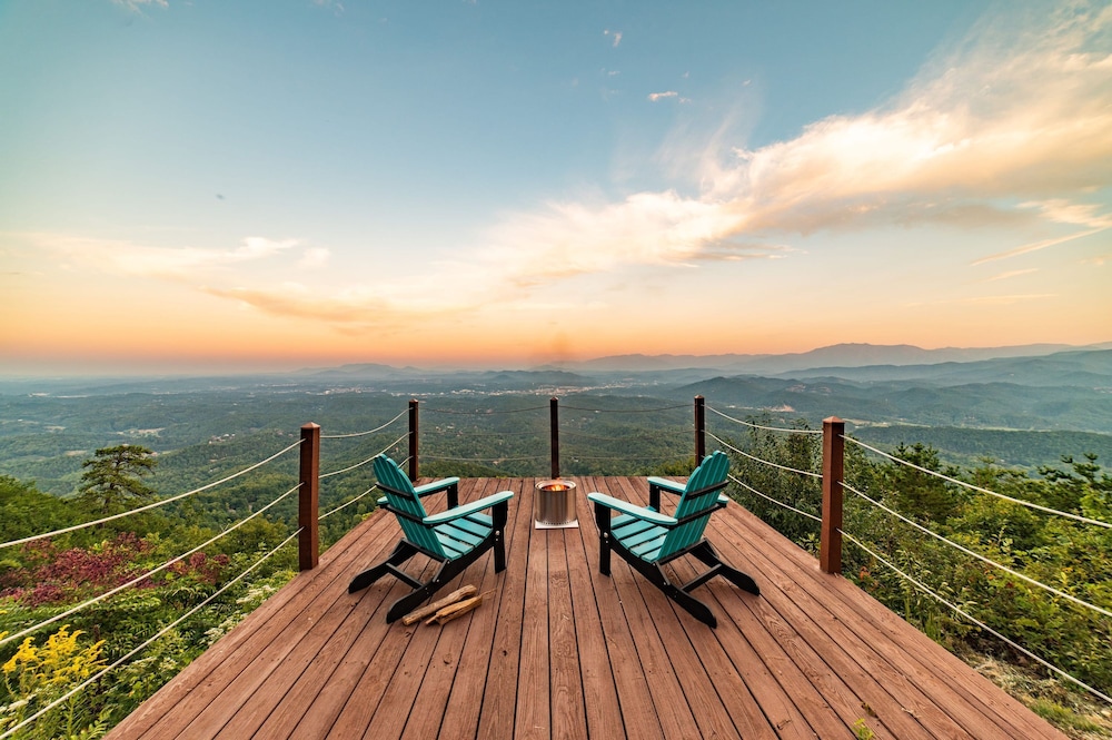 Unparalleled Views Deck w Hottub Game Room Pool Table Panorama by Avantstay