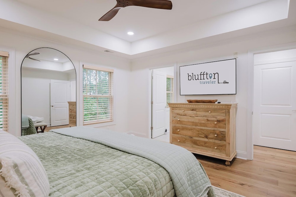 Lowcountry Landing! 3-story Townhouse in Old Town's Promenade