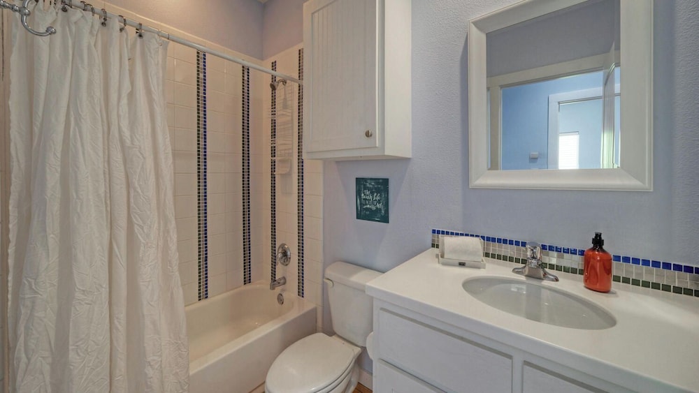 Walk to the Beach Ocean Views, Balcony Dining & Open Living Beachview 54 by Avantstay