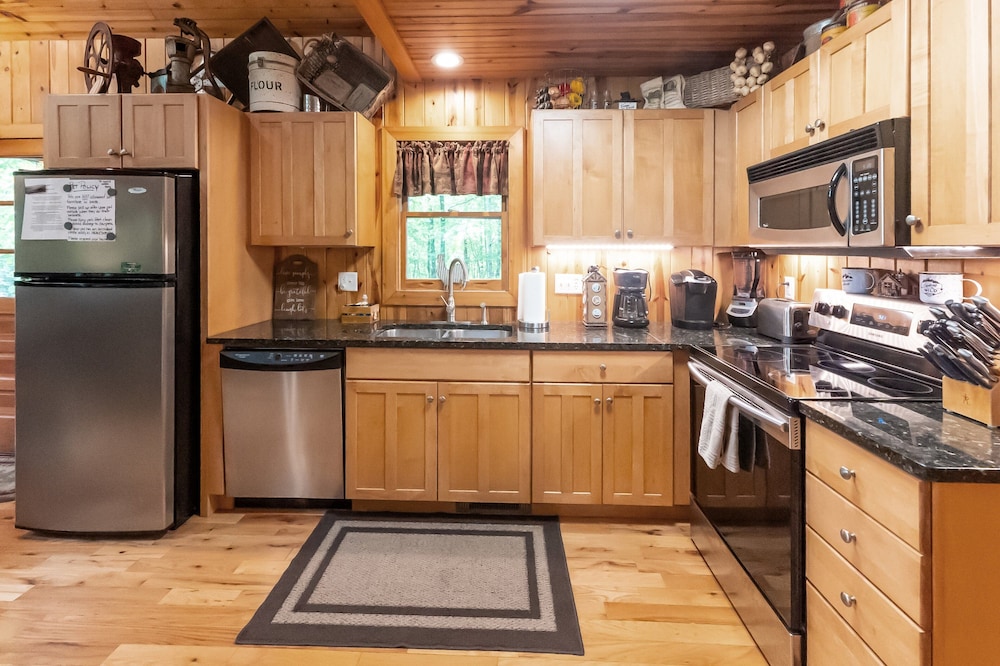 Mountain Getaway With Hot Tub & Game Room 4 Bedroom Cabin