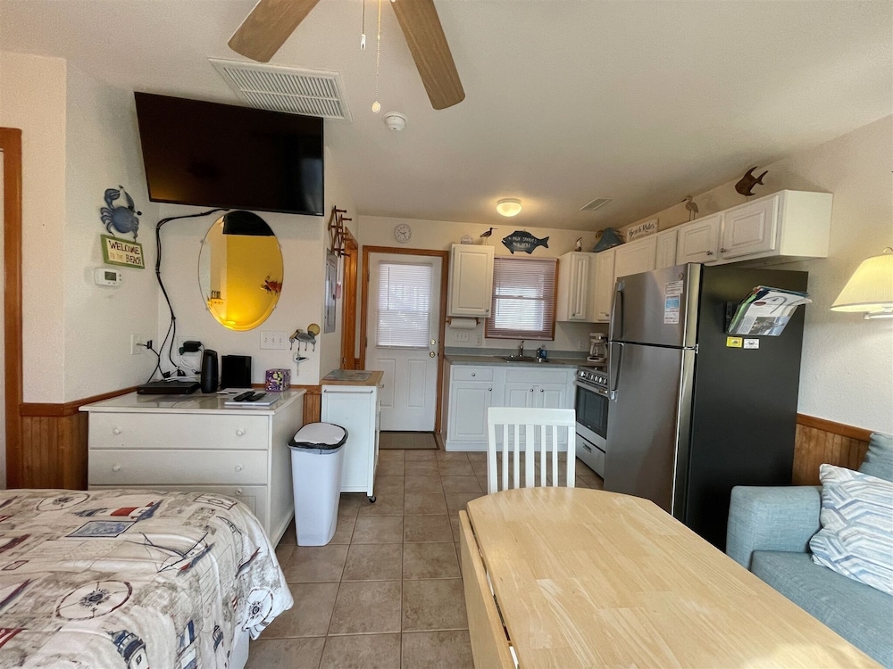 9 Nautical Nine Studio Bedroom Condo by RedAwning