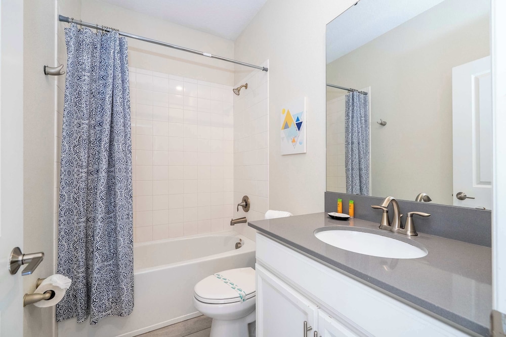 Stunning Game Room & Pool Jacuzzi Storey Lake 2799