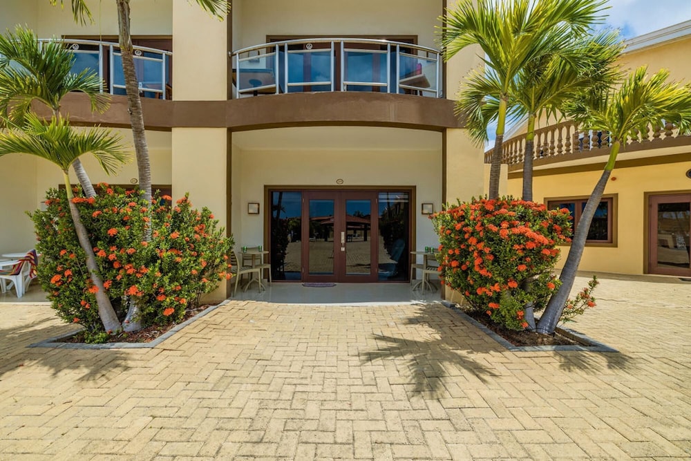 2BR 3min Walk 2 Eagle Beach Pool GYM Parking