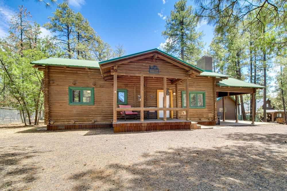 2 Mi to Show Low Lake: Log Cabin w/ Large Yard!