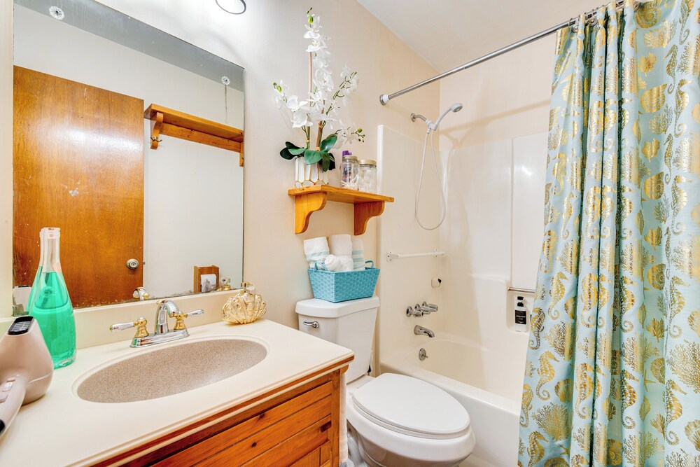 3 Mi to Marietta Square: Hot Tub Haven w/ 2 Patios
