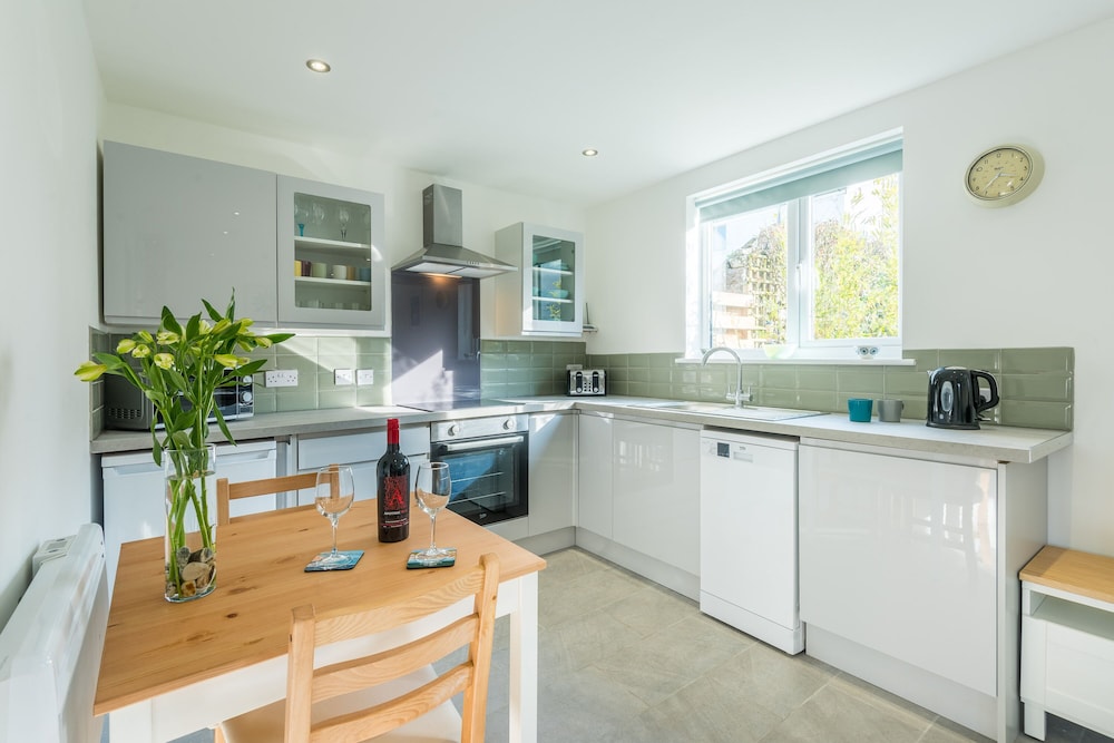 1 Bed Chalet in Bude - Parking & Wifi view 5