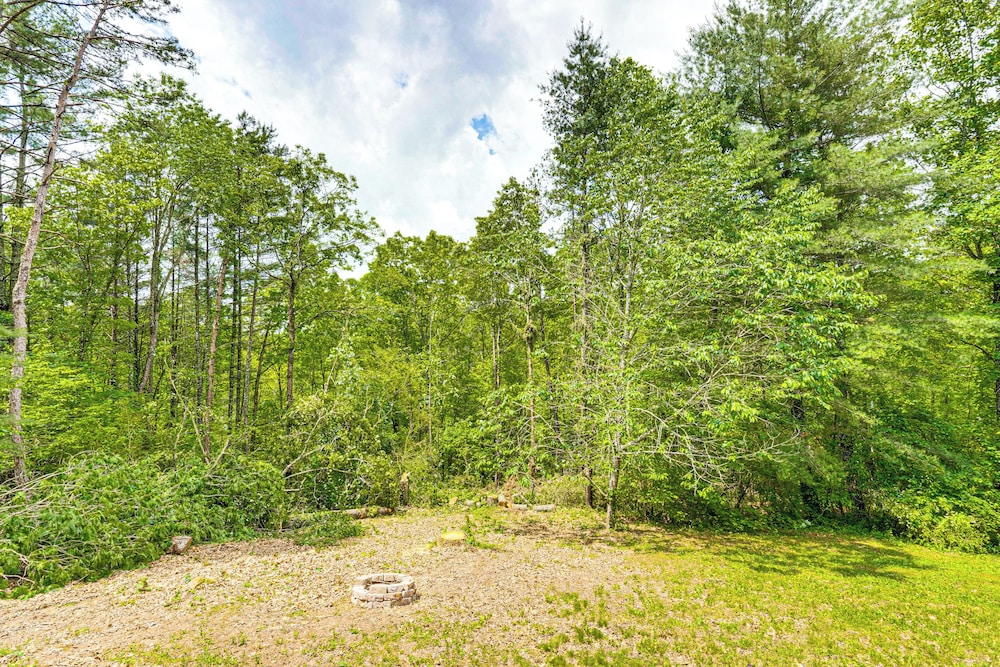 14 Mi to Dtwn: Secluded Stay in Murphy!