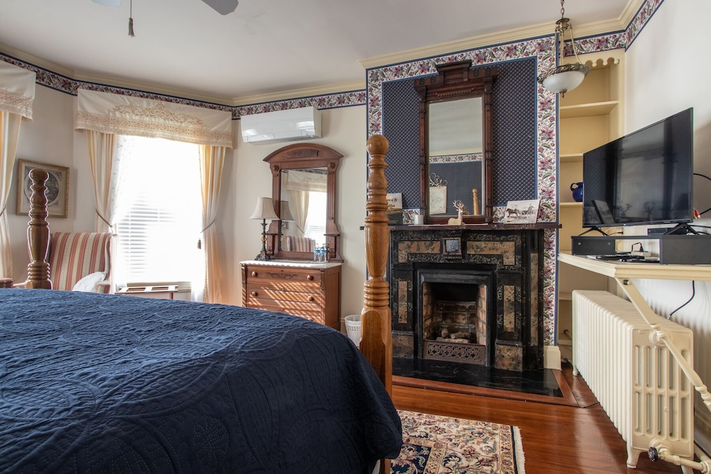 The Oaks Victorian Inn