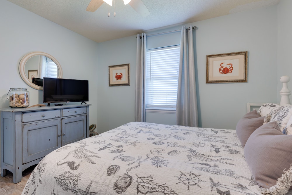 1 Block to Gulf: Dauphin Island Retreat w/ Views