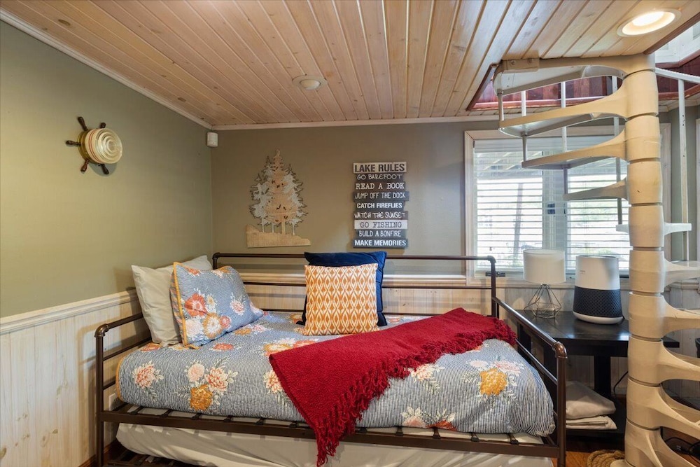 Lakefront Oasis With Skylights & Covered Boat Slip For Extra Adventure