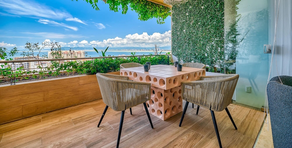 Luxury 1BR Condo With Private Terrace - Ocean View