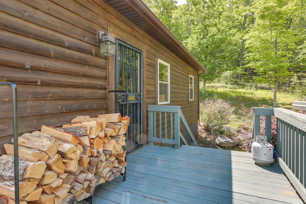 Hot Tub + Game Room: Peaceful Wardensville Cabin