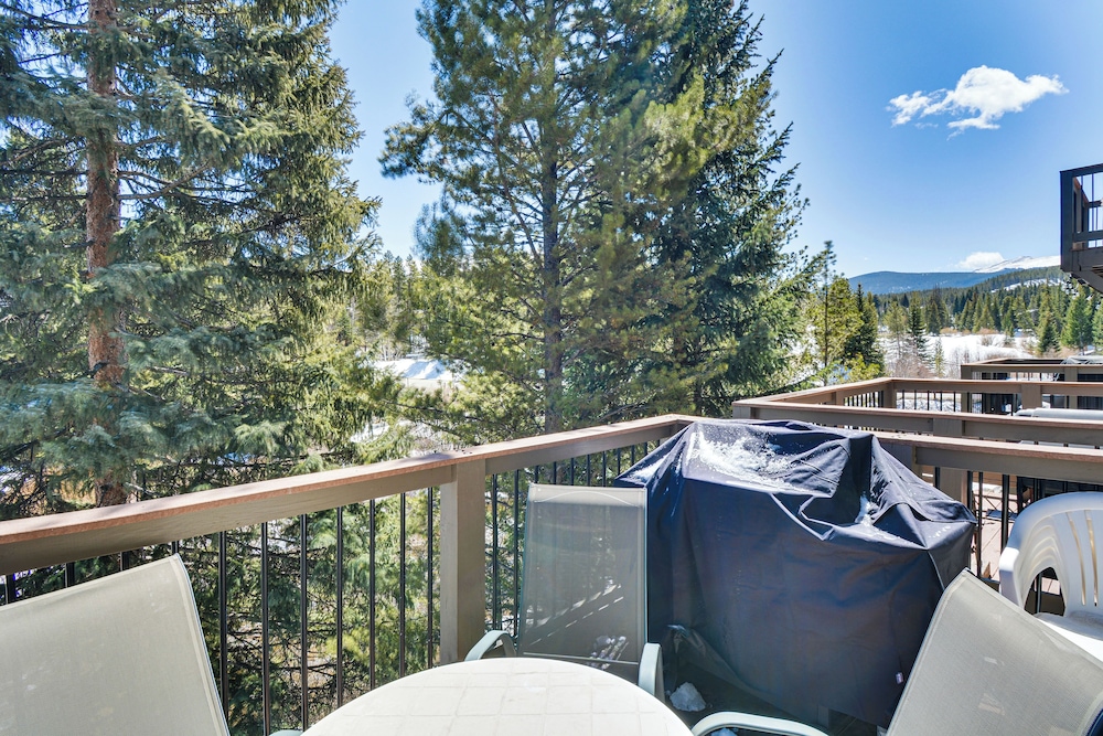 Walk to Town & Slopes: Riverfront Breckenridge Gem