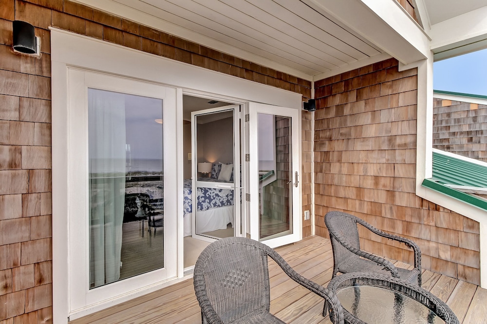 Multi-level Seaside Residence by RedAwning
