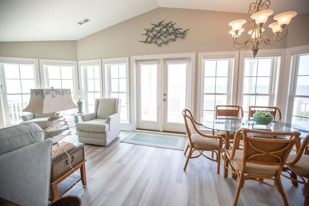 Paw-paw's Place 6 Bedroom Home by RedAwning