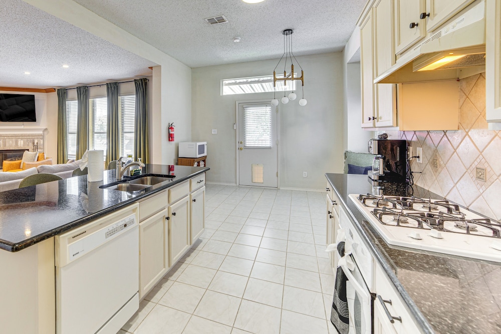 Game Room, Hot Tub & Pool! Grand Prairie Getaway