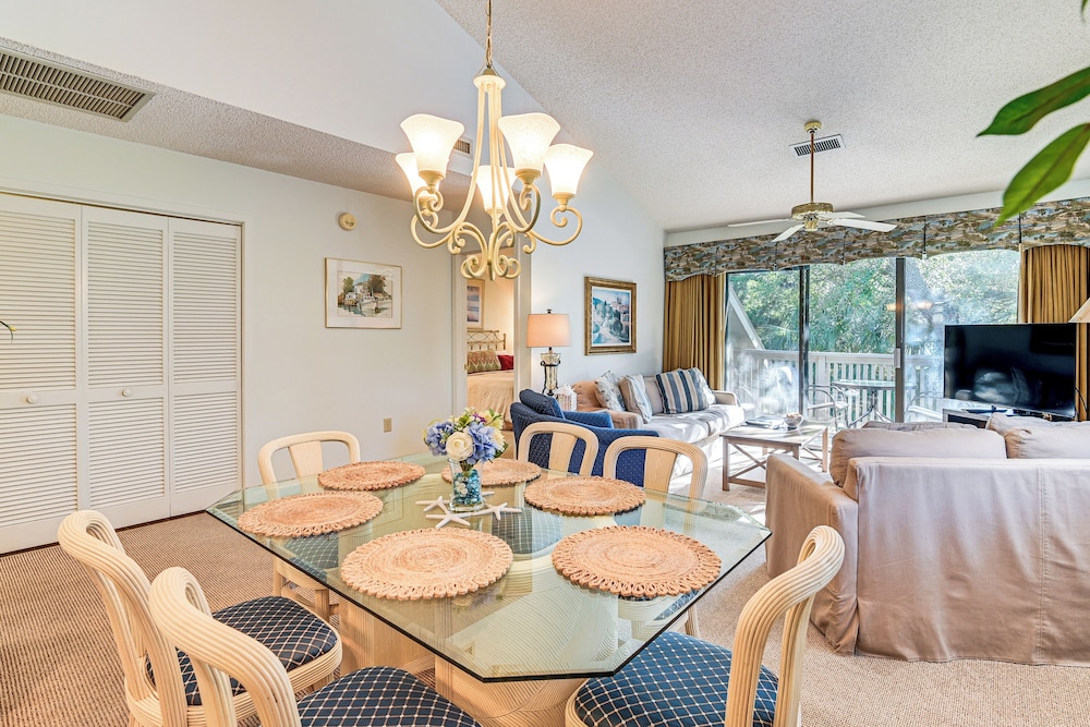 Unwind Poolside & Walk to Ocean! Myrtle Beach Unit