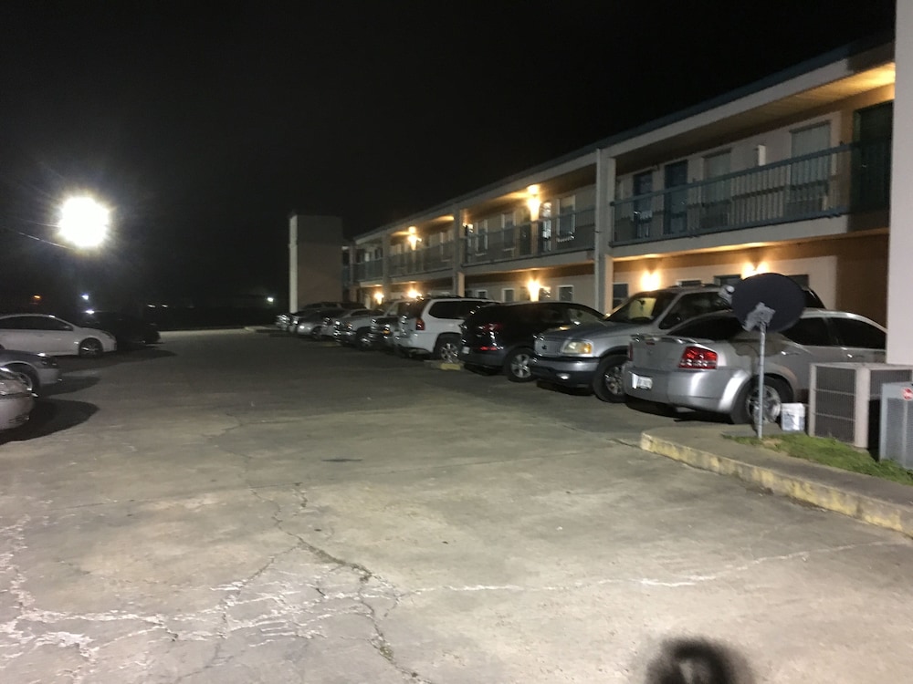 Deluxe Inn & Suites
