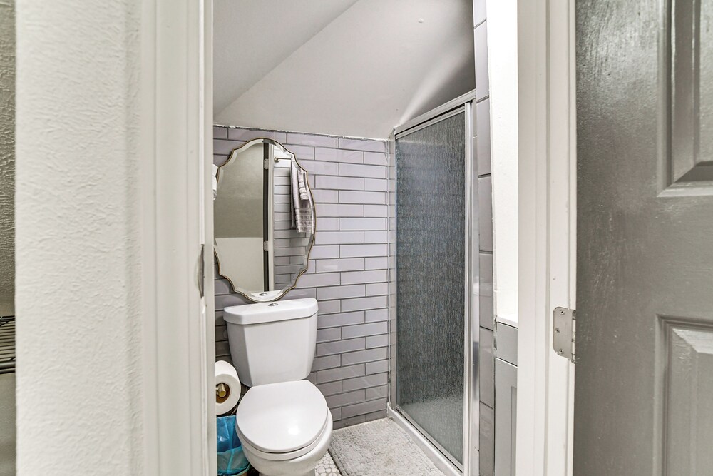 Walkable Location: Welcoming Unit in Omaha