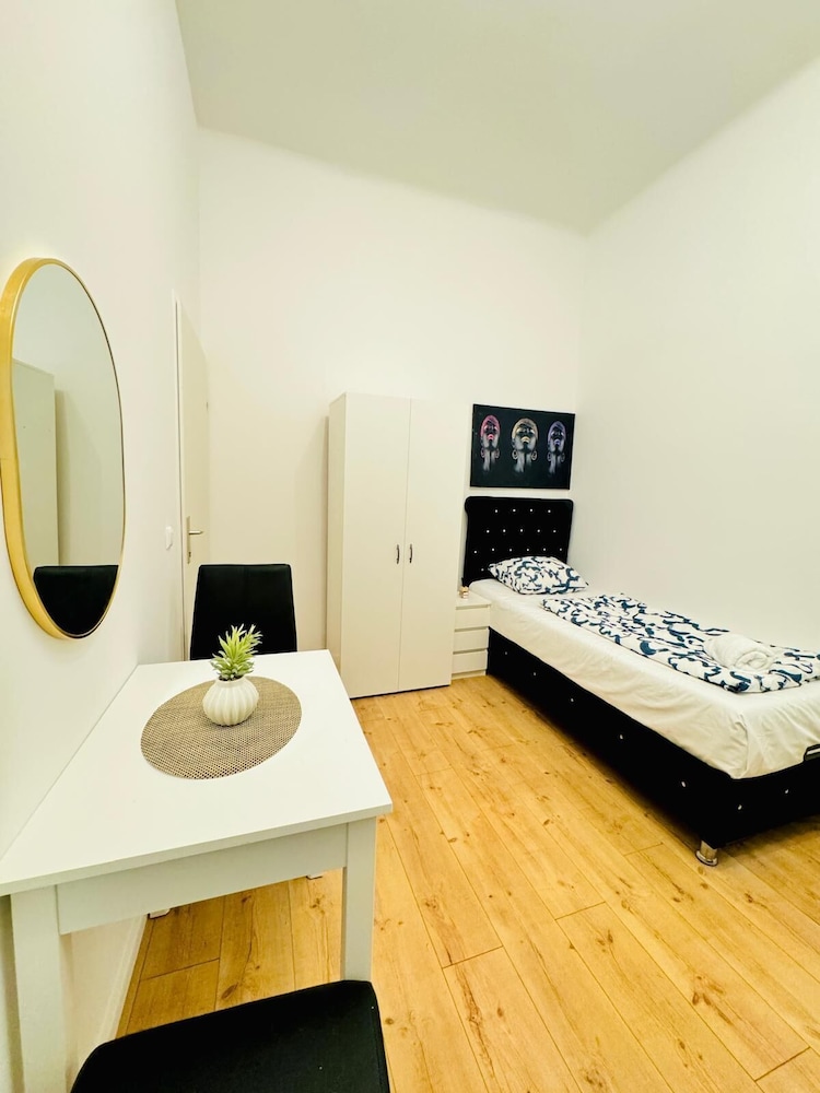 Elegant Five Bedroom Residence Alterlaa