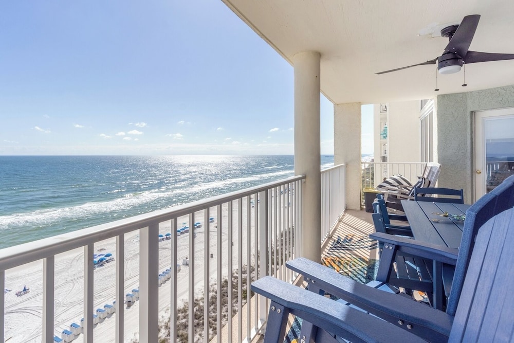 3BR Gulf-front Luxury w/ Pool Bar & Spa Baths