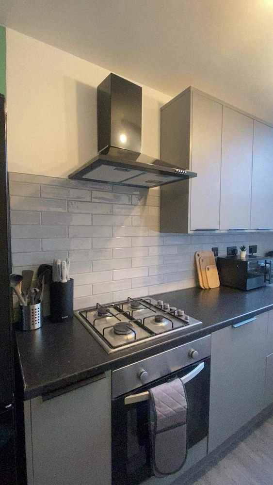 2 Bed Flat - Sleeps 5 - Parking - Wifi