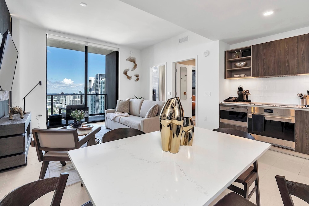 Luxury 1BR Penthouse, Bay & City Views Downtown