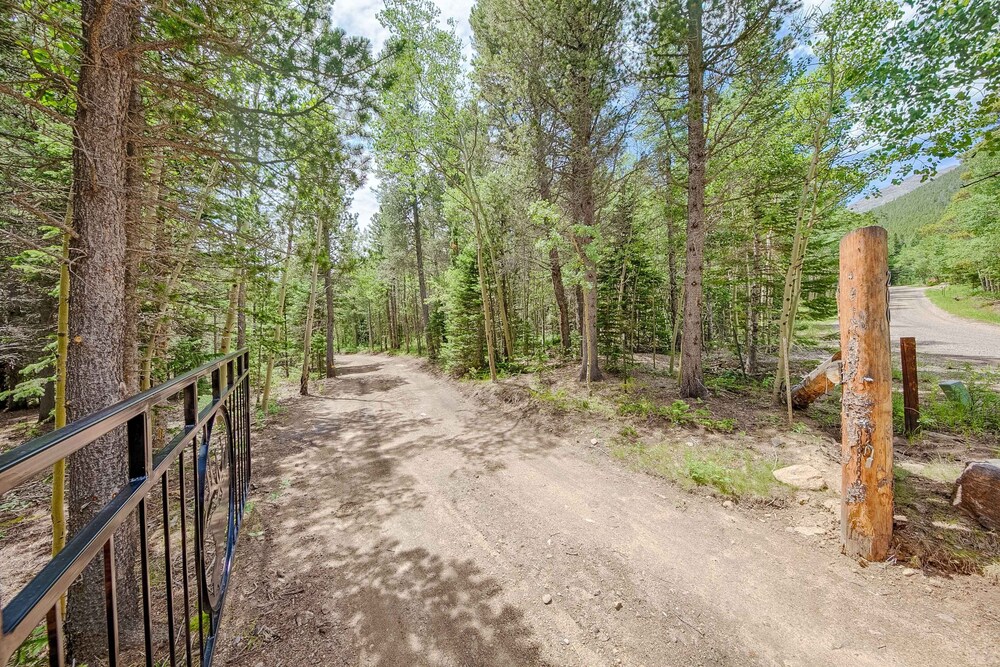 Longs Peak Cabin - Monthly Long-term Vacation Rental 30 Days -- Estes Park 3 Bedroom Cabin by RedAwning - Property Image 5