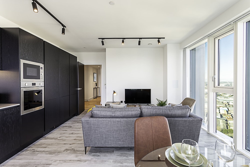 Beautiful 2 Bed Icon Tower Flat 5