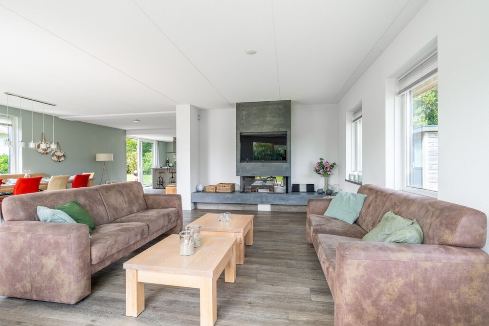 Spacious and Bright 10-person Holiday Villa