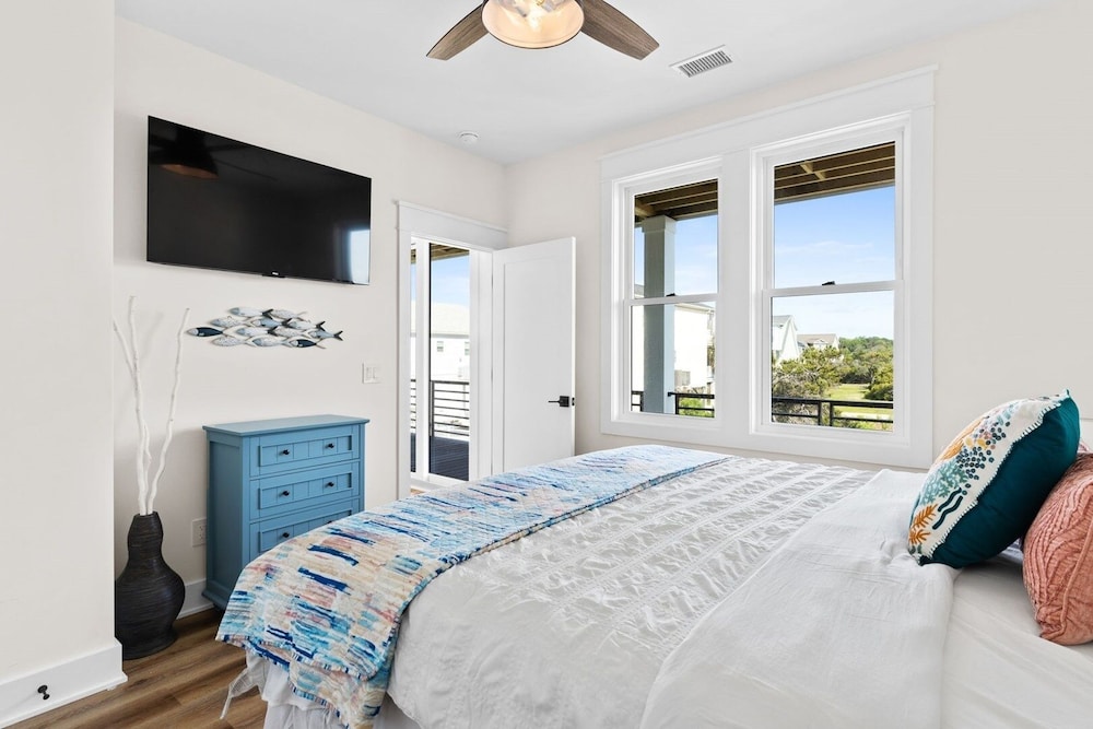 1040 Break / 1040 Ocean Blvd West 4 Bedroom Home by RedAwning