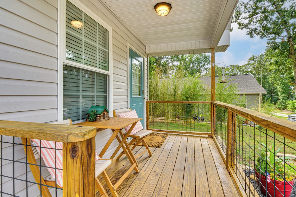 Walk to Beach: Lake Hartwell Cabin w/ Large Yard!