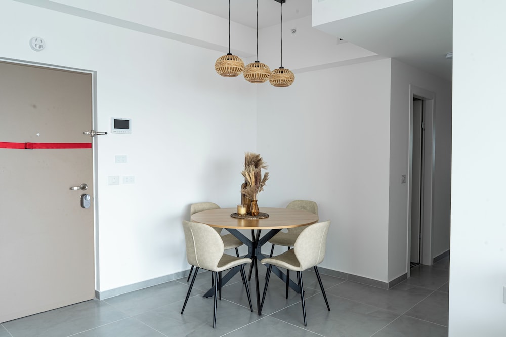 Sea Views & City Vibes on Sokolov