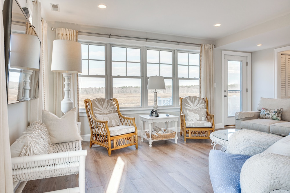 Walk to Rye Harbor State Park: Home w/ Ocean Views
