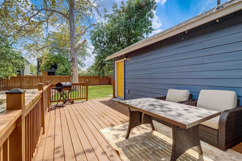 The Retro Retreat - Close to Downtown Fort Sam view 5
