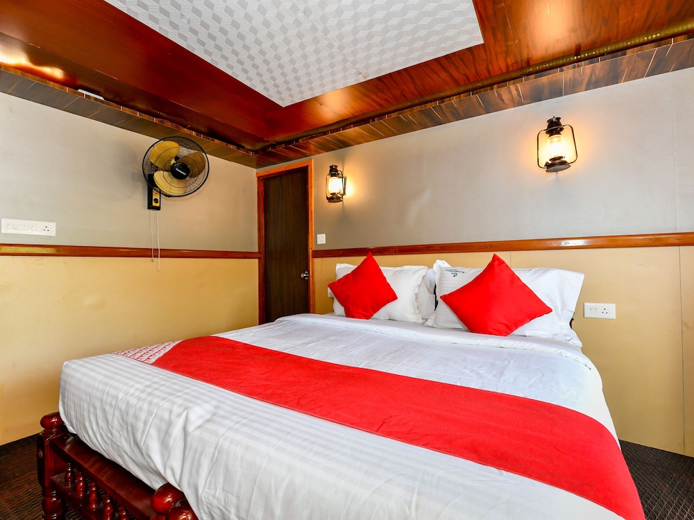 OYO 24920 Indraprastha Royal Castle Sharing Houseboat view 3